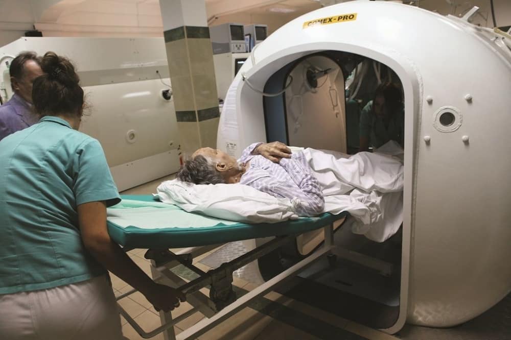 Hyperbaric chamber with oxygen