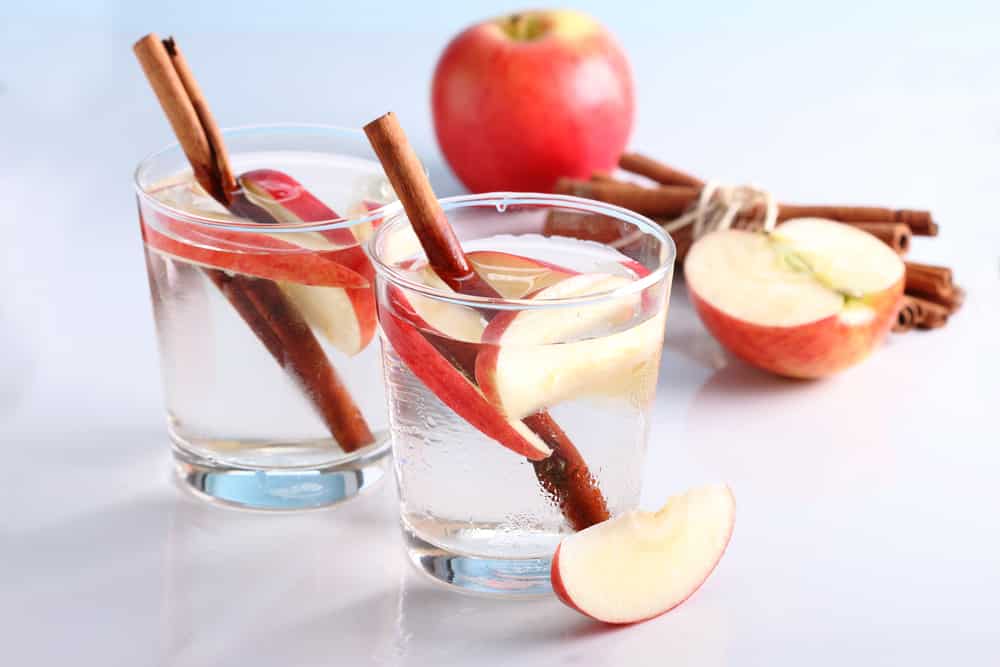 Entgiftung des Körpers mit Wasser Apfel Zimt